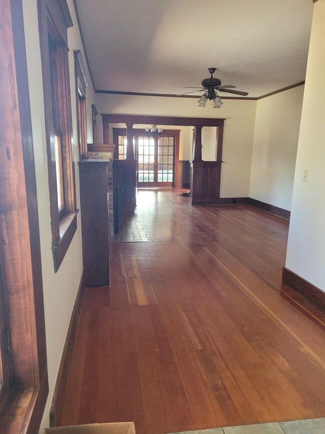 Building Photo - 3 bedroom 2 bath