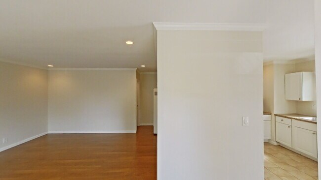 Building Photo - Charming 2BR Duplex Near SB Bowl w/ 1 car ...