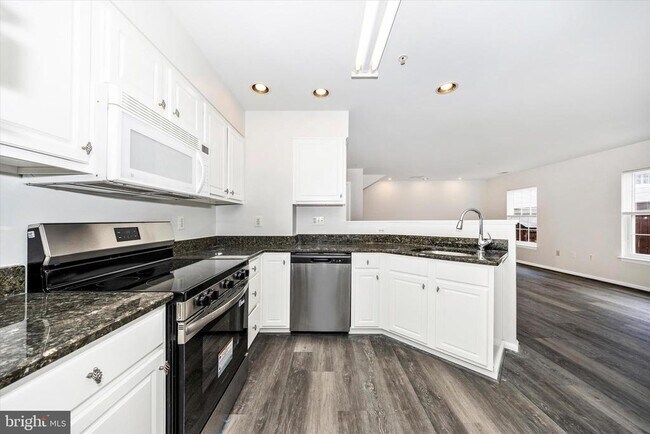 Building Photo - 4960 Clarendon Terrace