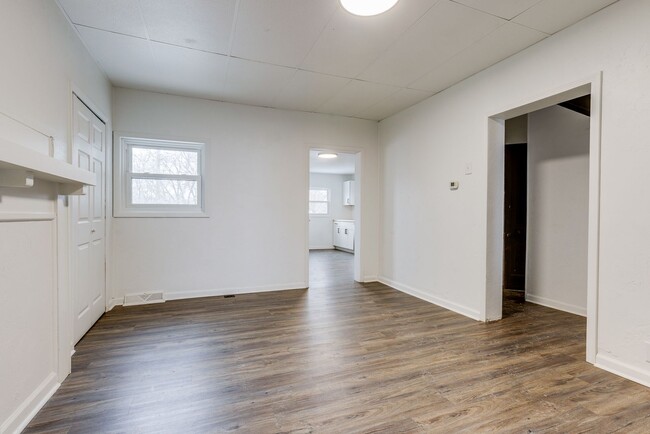 Building Photo - AVAILABLE NOW  - FULLY RENOVATED Spacious ...