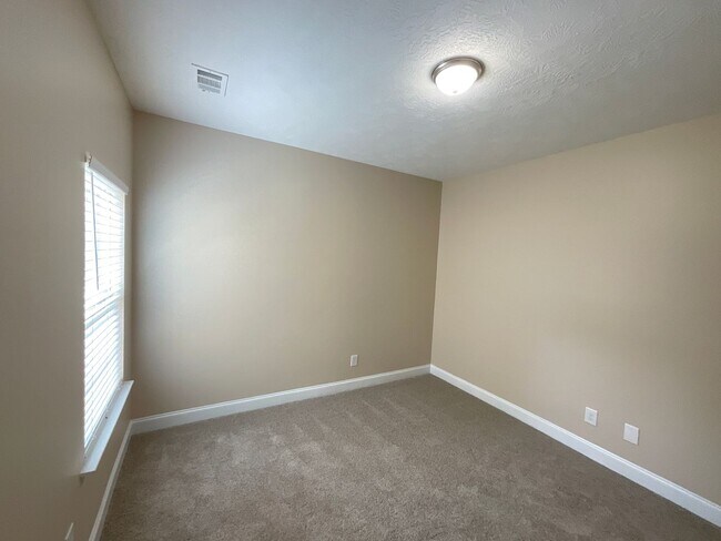 Building Photo - ****Rent Special***** 50% off the first rent charge payment. Ask for details!