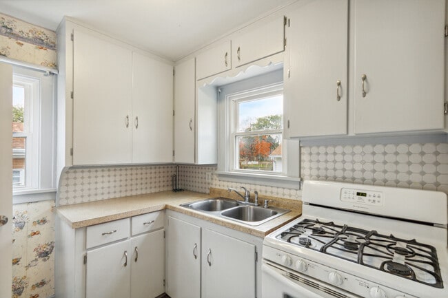 Building Photo - 629 St Clair Ave