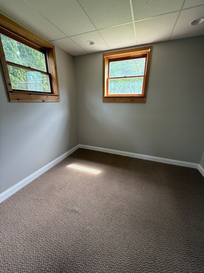 Building Photo - 4br, 2ba home with two large garages