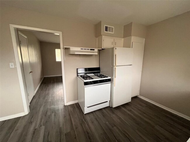 Building Photo - 3106 Duval St