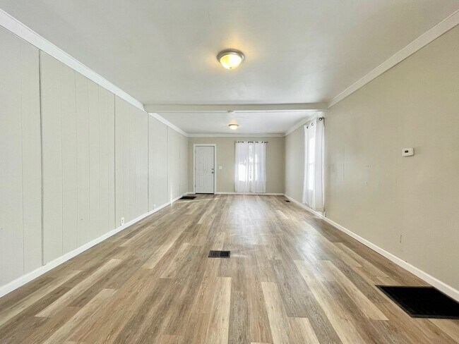 Building Photo - Grand 836/838