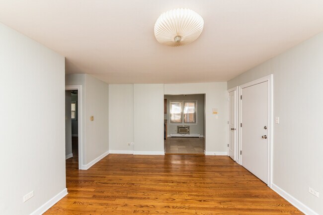 Building Photo - 4540 N Wolcott Ave