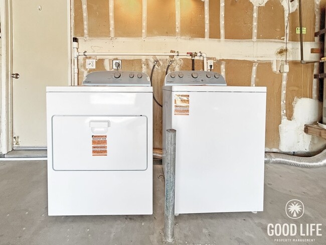 Building Photo - Beautiful 3BD/2BA w/ A/C, In-Unit Laundry, and 2-Car Attached Garage in San Carlos!