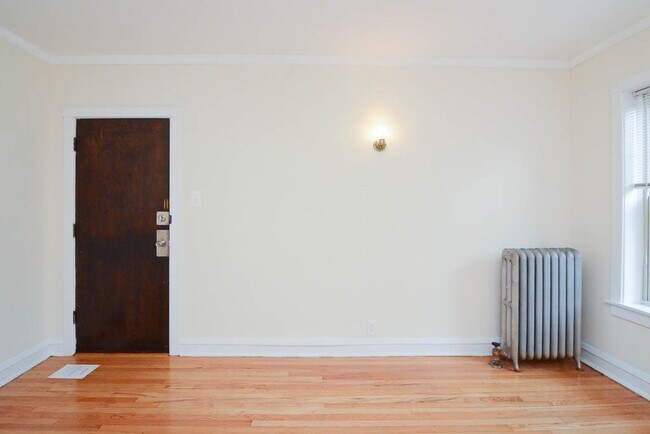 Building Photo - 2115 W Ainslie