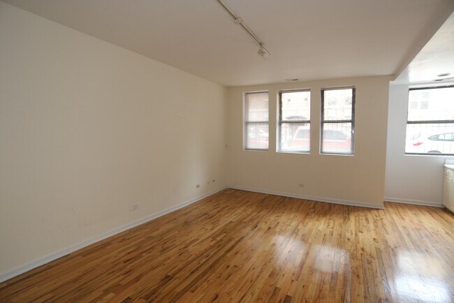 Building Photo - 922 W Dakin St