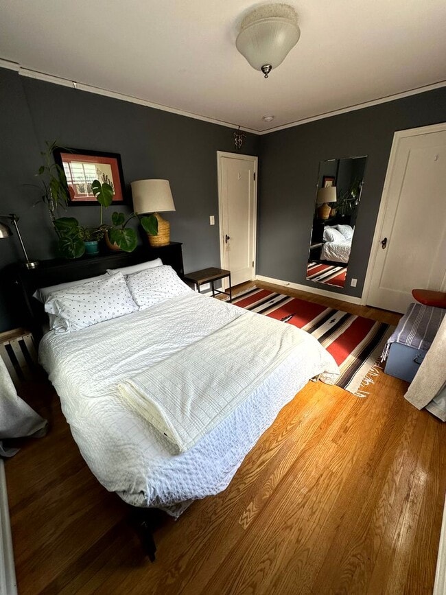 Building Photo - Charming Fully Furnished Bungalow Rental w...