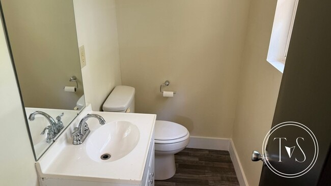 Building Photo - Move-in ready NOW!