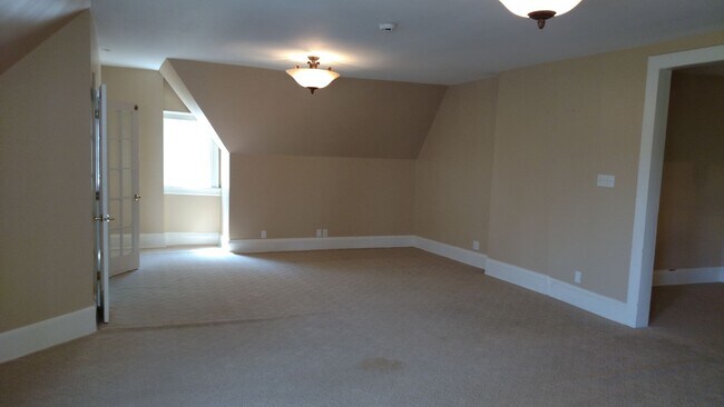 Building Photo - Historic Adler House - Spacious Top-Floor ...