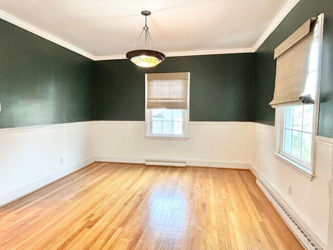 Building Photo - Spacious 3 Bedroom Convenient to Downtown High Point!