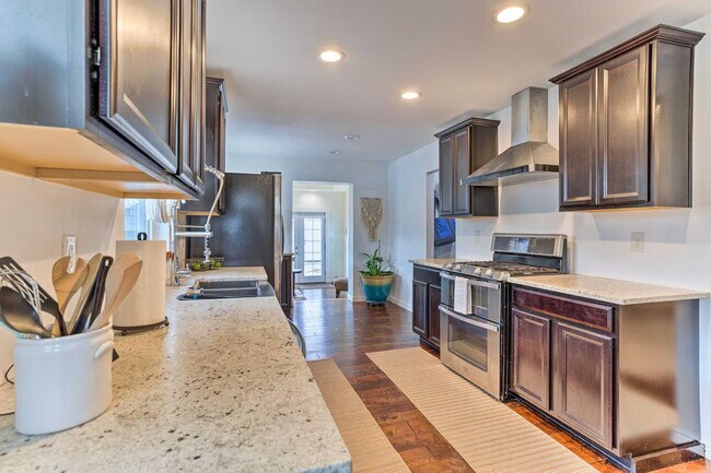 Building Photo - 991 S Bryant St