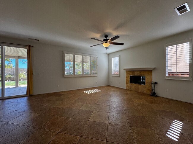 Building Photo - Spacious Temecula House with Bedroom and Bathroom on first floor!