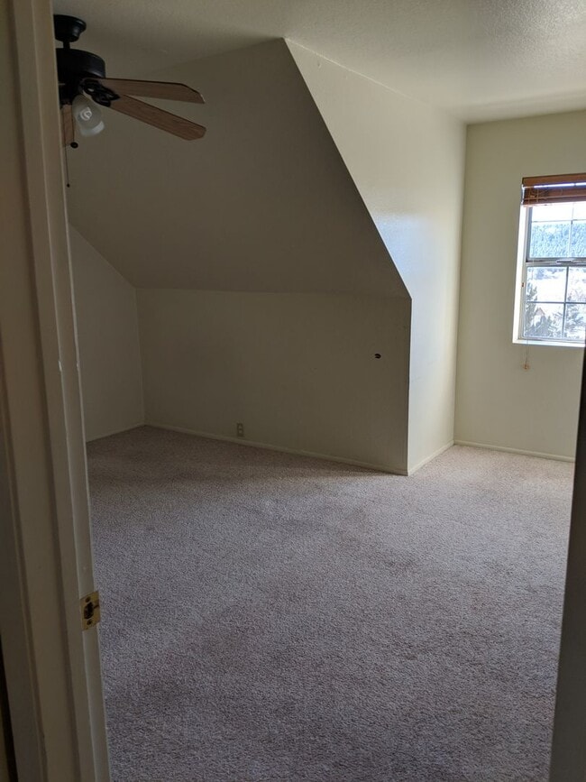 Building Photo - 3-Bedroom, 2-Bath Oasis: Close to Hospital, Washer/Dryer Included, Parking for 2!
