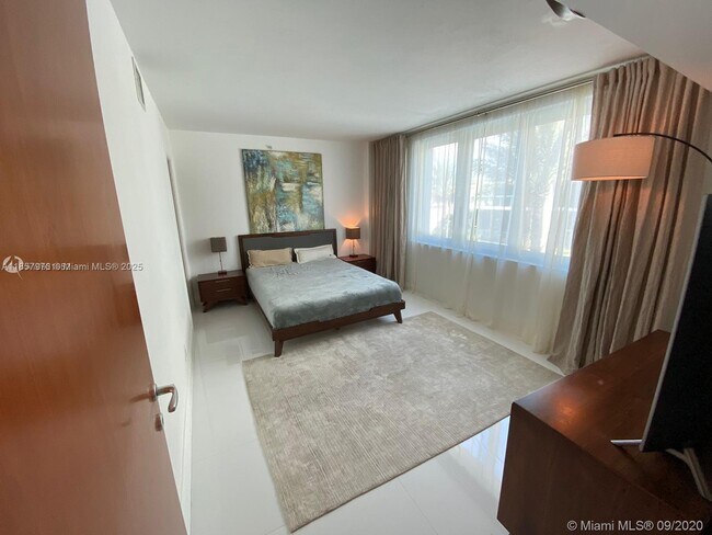 Building Photo - 9499 Collins Ave