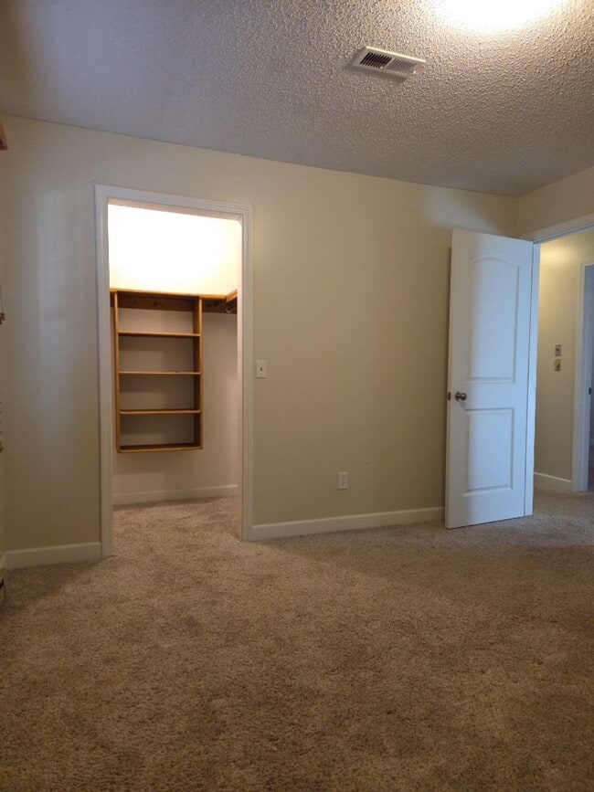 Building Photo - 3 Bed, 1 Bath, 1 Car Garage House for Rent in Bolivar, MO! Large fenced in backyard!!