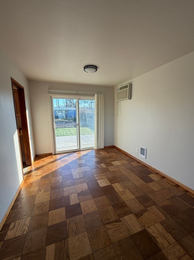 Building Photo - 3 Bedroom Duplex, Fully Updated