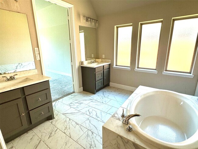 Building Photo - 7211 Sylvan Birch Trl