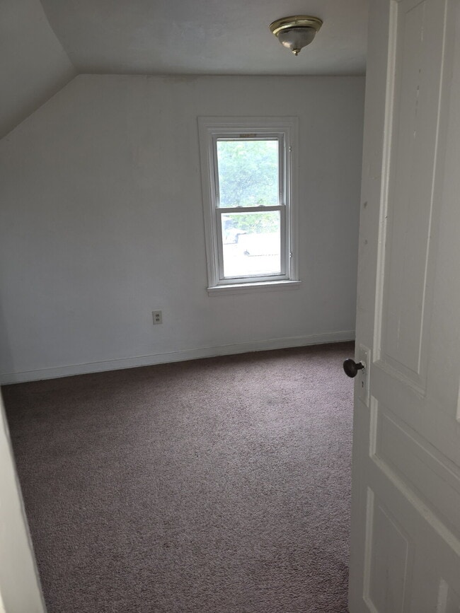 Building Photo - Large 4 Bedroom 2 Bath in Mt. Washington
