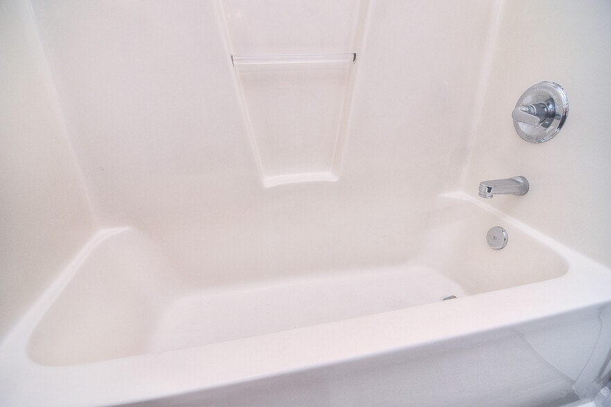 Guest Bath Tub and Shower - 6825 Sullins Rd