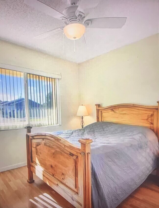 Building Photo - 4608 SE 4th Pl