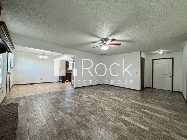 Building Photo - 3 Bedroom, 2 bath, 2 car garage home avail...