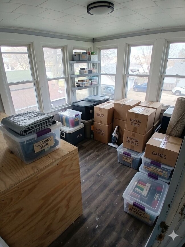 Building Photo - 730 E Hurlbut Ave