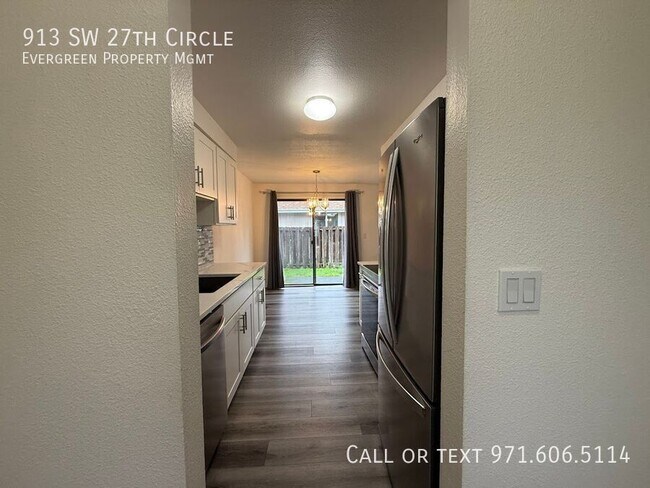 Building Photo - 913 SW 27th Cir