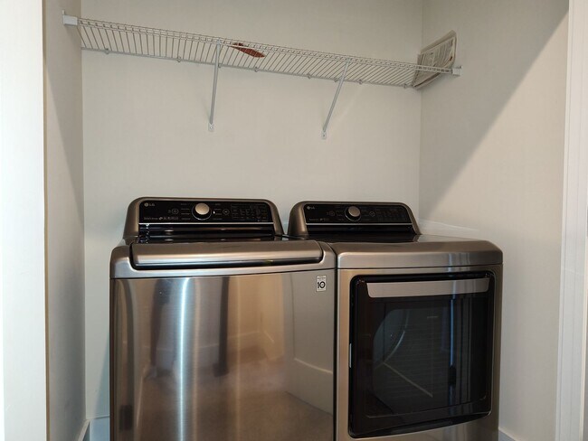 Building Photo - Modern End-Unit Townhome located in the Ce...