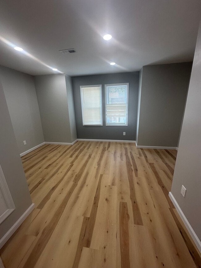 Building Photo - 3 Bed / 1 Bath Fully Renovated Row Home in...
