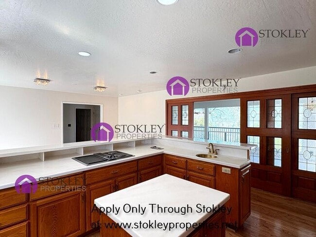 Building Photo - 790 Solana Dr