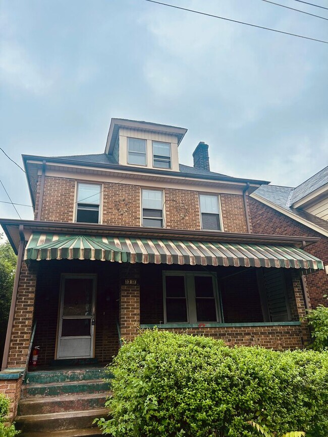 Building Photo - 1311 Oakhill St