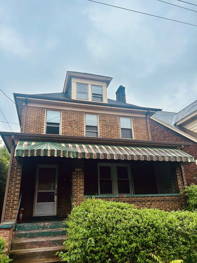 Primary Photo - Available Now! Spacious 4 Bedroom Home in ...