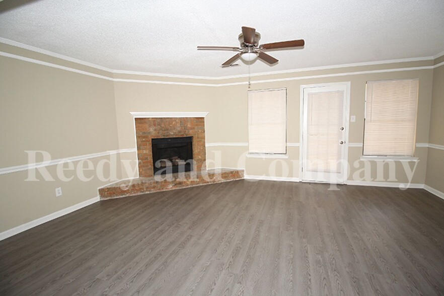 Building Photo - 5875 Jardin Pl
