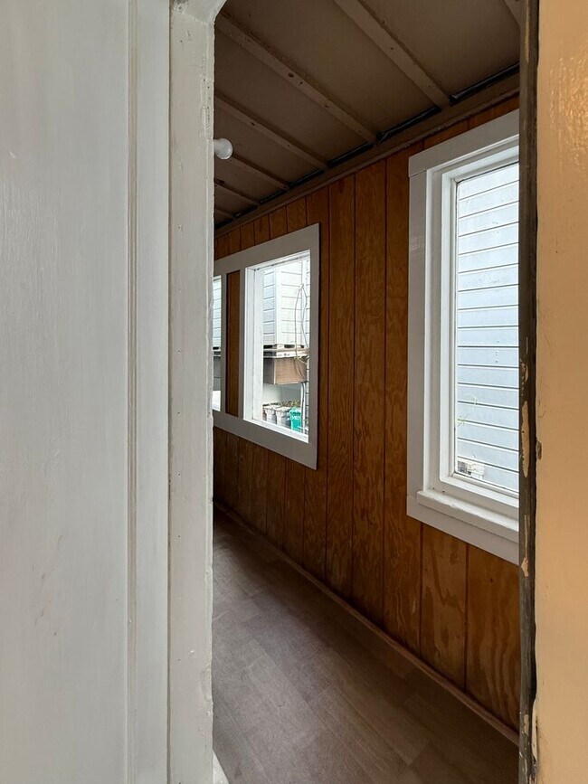 Building Photo - Cozy 2+bdrm/1 bath home w/a huge basement, washer/dryer, & off street pkg, space in the heart of ...