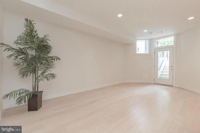 Building Photo - 1352 Quincy St NW