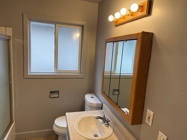 Building Photo - Updated 2 bedroom 1.5 bath duplex in Eugene!