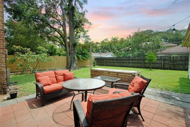 Building Photo - 15007 Pebble Bend Dr