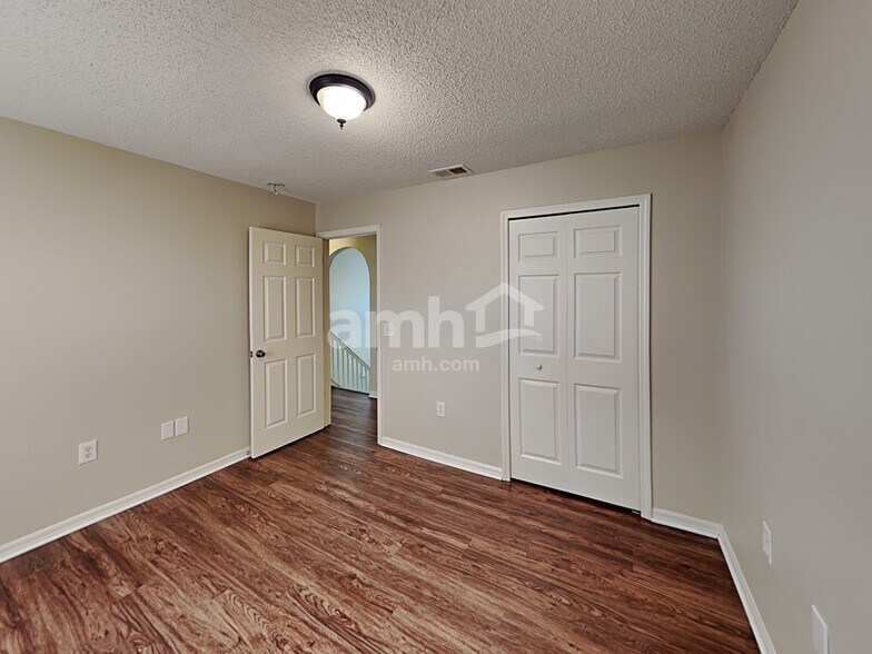 Building Photo - 16000 Wilkinson Dr
