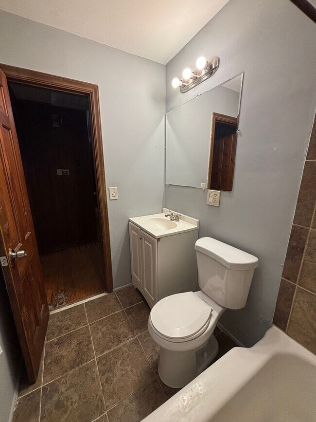 Building Photo - 3 Bedroom 1 Bath Home For Rent
