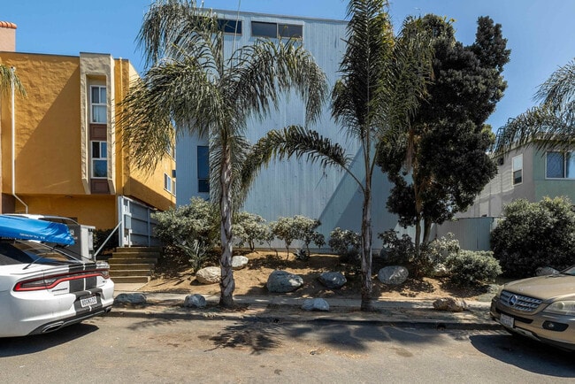 Building Photo - 357 Playa Del Sur St