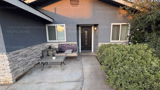 Building Photo - 3 bedroom 2 bathroom home with pool and near shopping centers.