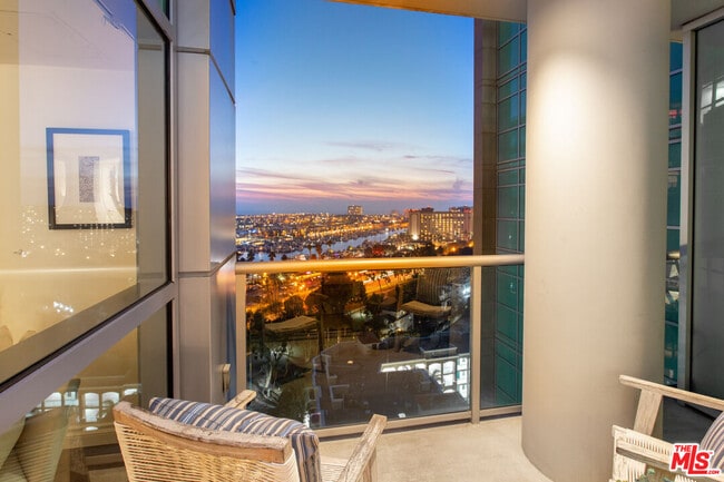 Building Photo - 13700 Marina Pointe Dr