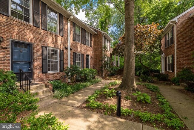 Building Photo - 2440 S Walter Reed Dr