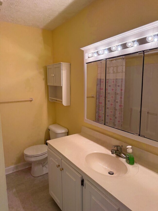Building Photo - Fabulous 3 bedroom 2 bath in waterfront community!