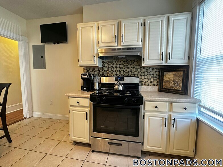 Building Photo - 32 Kingsdale St