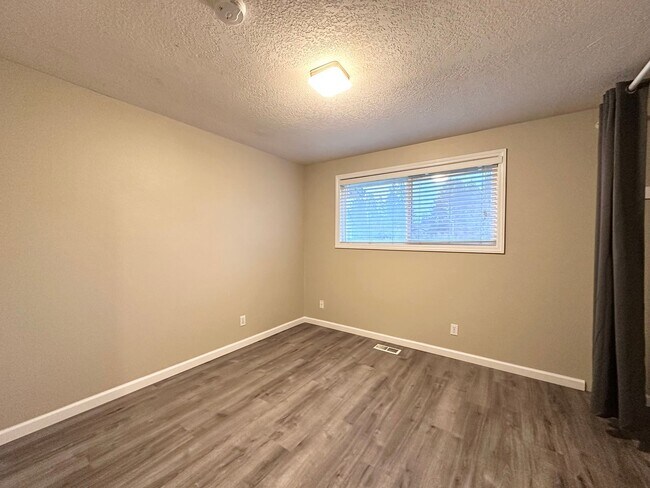 Building Photo - Single Family Home in Beaverton, OR 6 Beds 3 Baths w/ Double Car Garage!