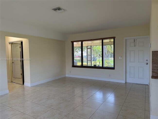 Building Photo - 811 NE 10th St